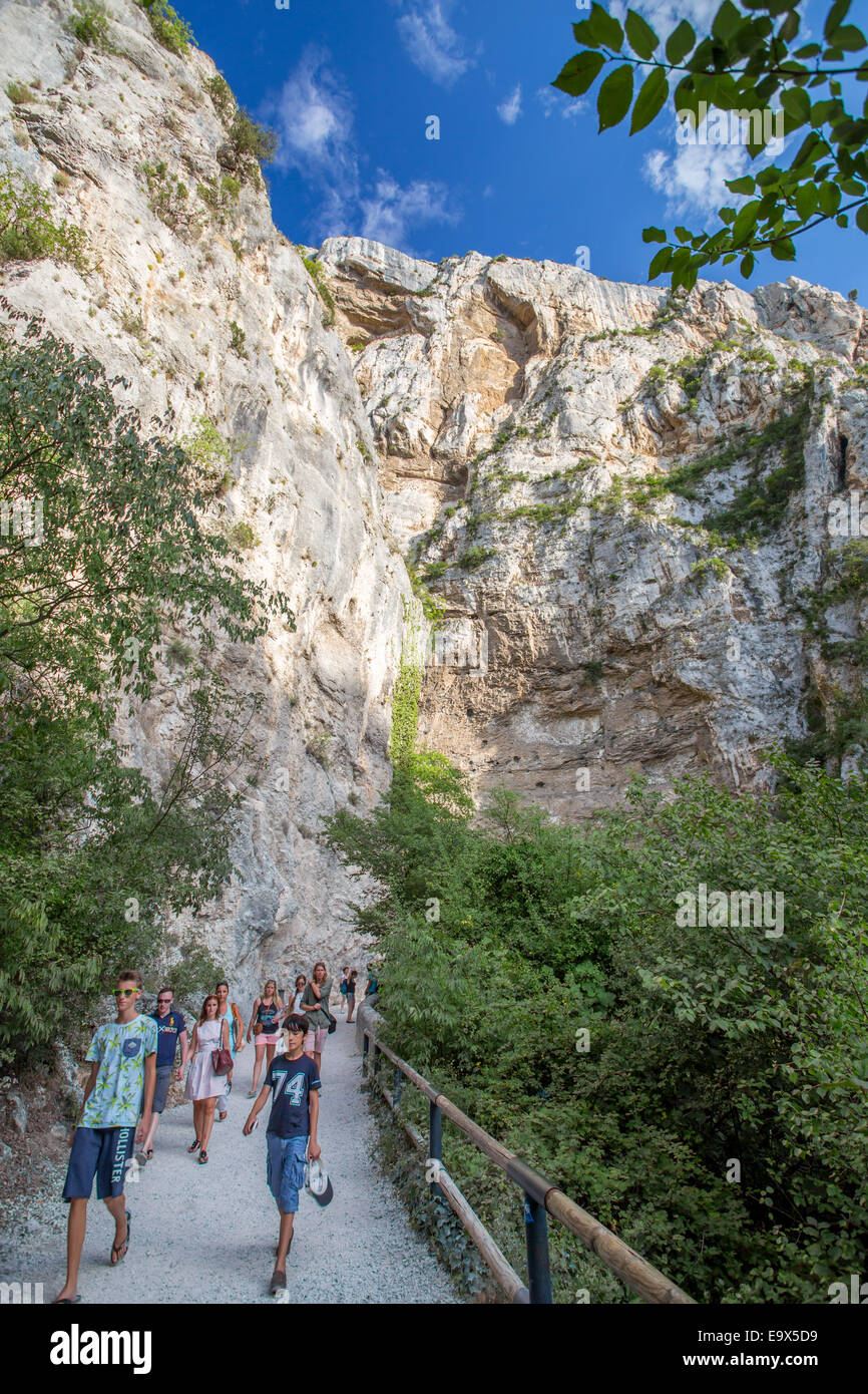 Fontaine-de-Vaucluse-Tal in der Nähe der Quelle des Flusses Sorgue, Provence, Frankreich Stockfoto