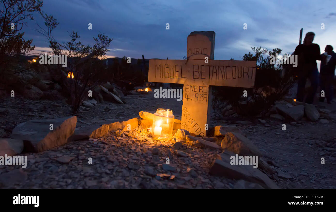 Feier des Tages der Toten auf dem Friedhof Terlingua, einer ehemaligen Wüste Geisterstadt in West-Texas auf der US-mexikanischen Grenze. Stockfoto