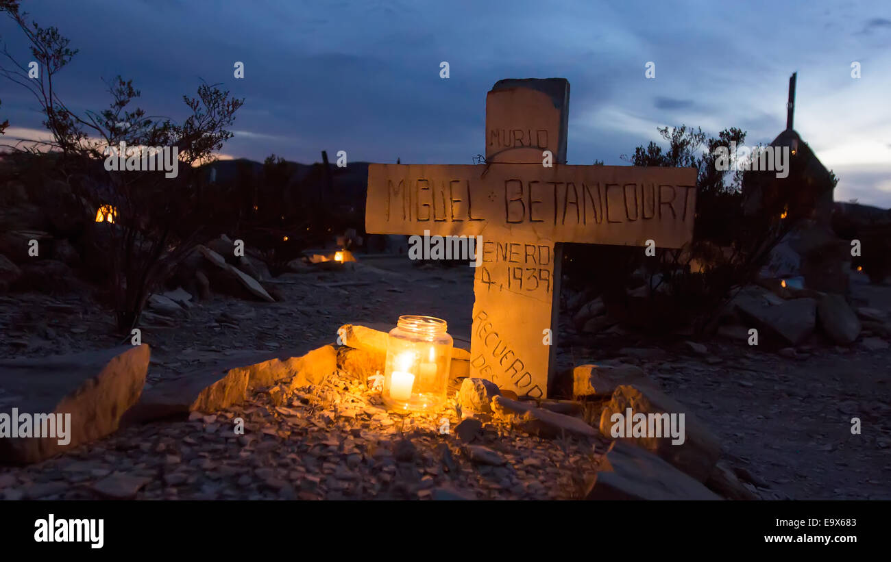 Feier des Tages der Toten auf dem Friedhof Terlingua, einer ehemaligen Wüste Geisterstadt in West-Texas auf der US-mexikanischen Grenze. Stockfoto