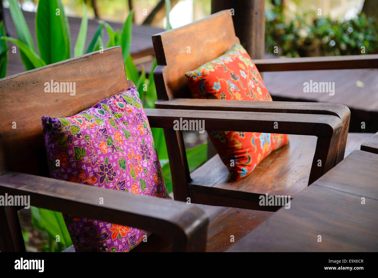 Kissen auf Holz Stuhl Stockfoto