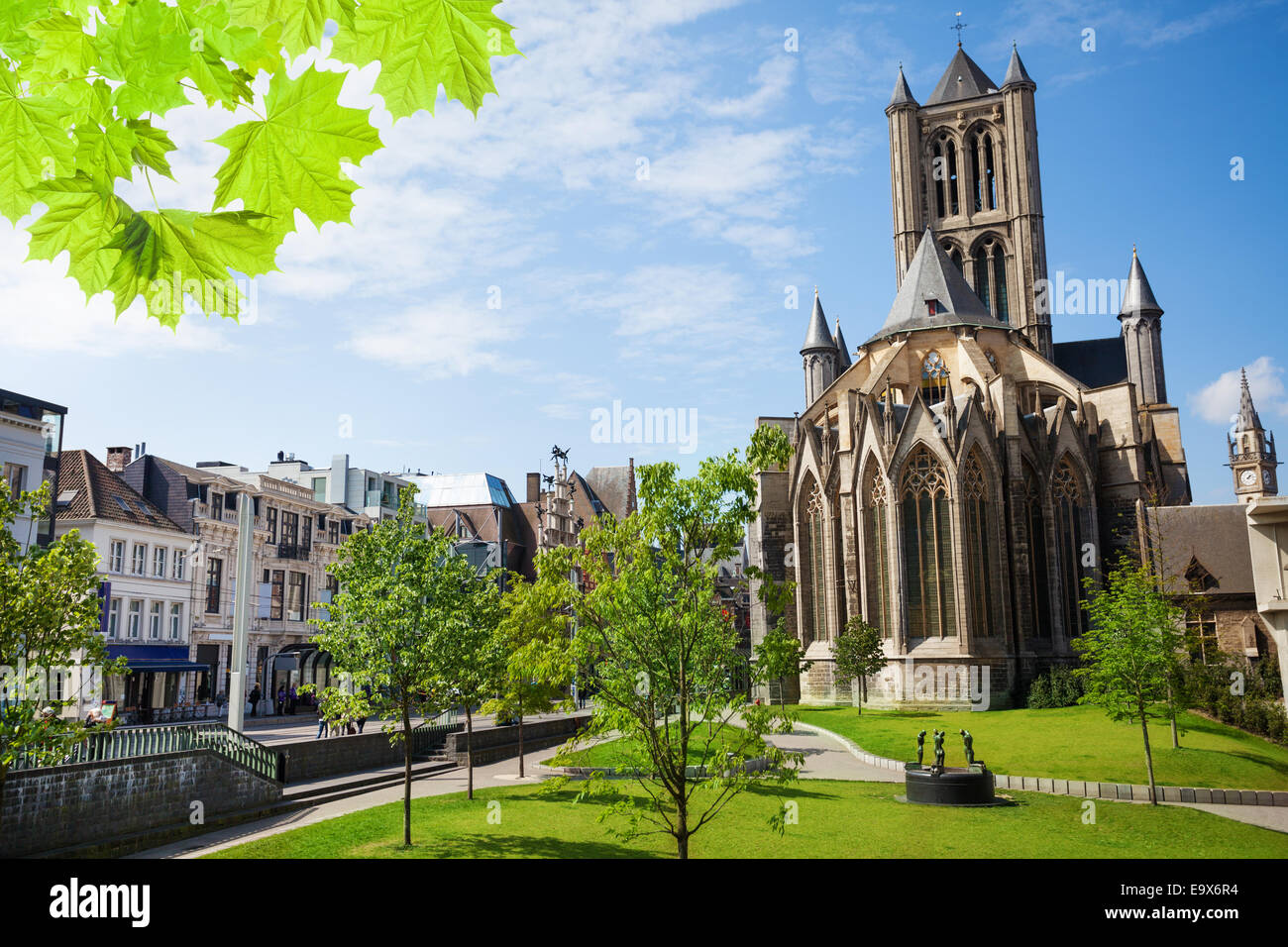 Sommer-Ansicht der St. Nicolaikirche in Gent Stockfoto