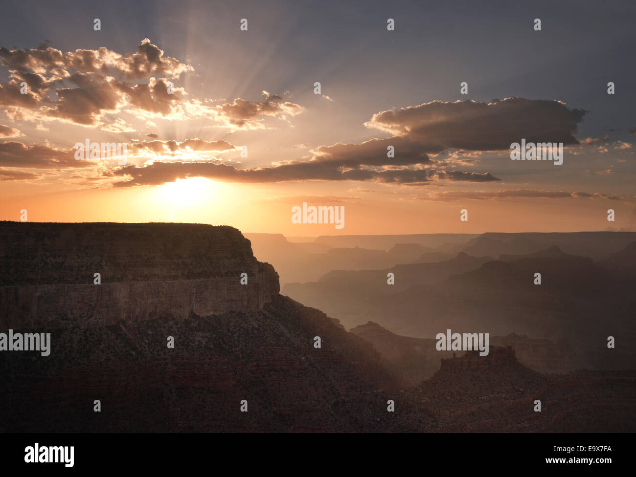 Die Sonne geht im Grand Canyon National Park in der Nähe von Tusayan, Arizona, Vereinigte Staaten von Amerika, 11. Juni 2014. (Adrien Veczan) Stockfoto