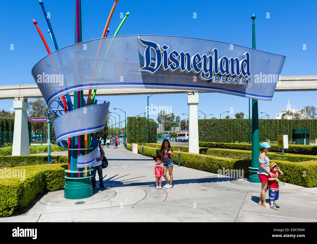 Touristen posieren für Fotos ein Eingang zum Disneyland Resort in Anaheim, Orange County, in der Nähe von Los Angeles, Kalifornien, USA Stockfoto