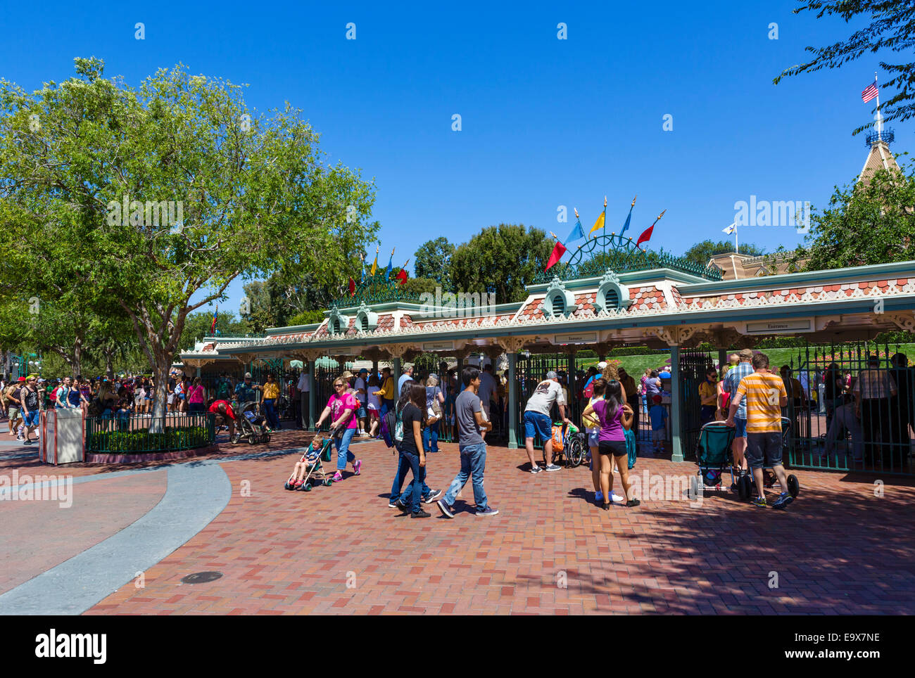 Drehkreuze am Eingang zum Disneyland Resort in Anaheim, Orange County, in der Nähe von Los Angeles, Kalifornien, USA Stockfoto