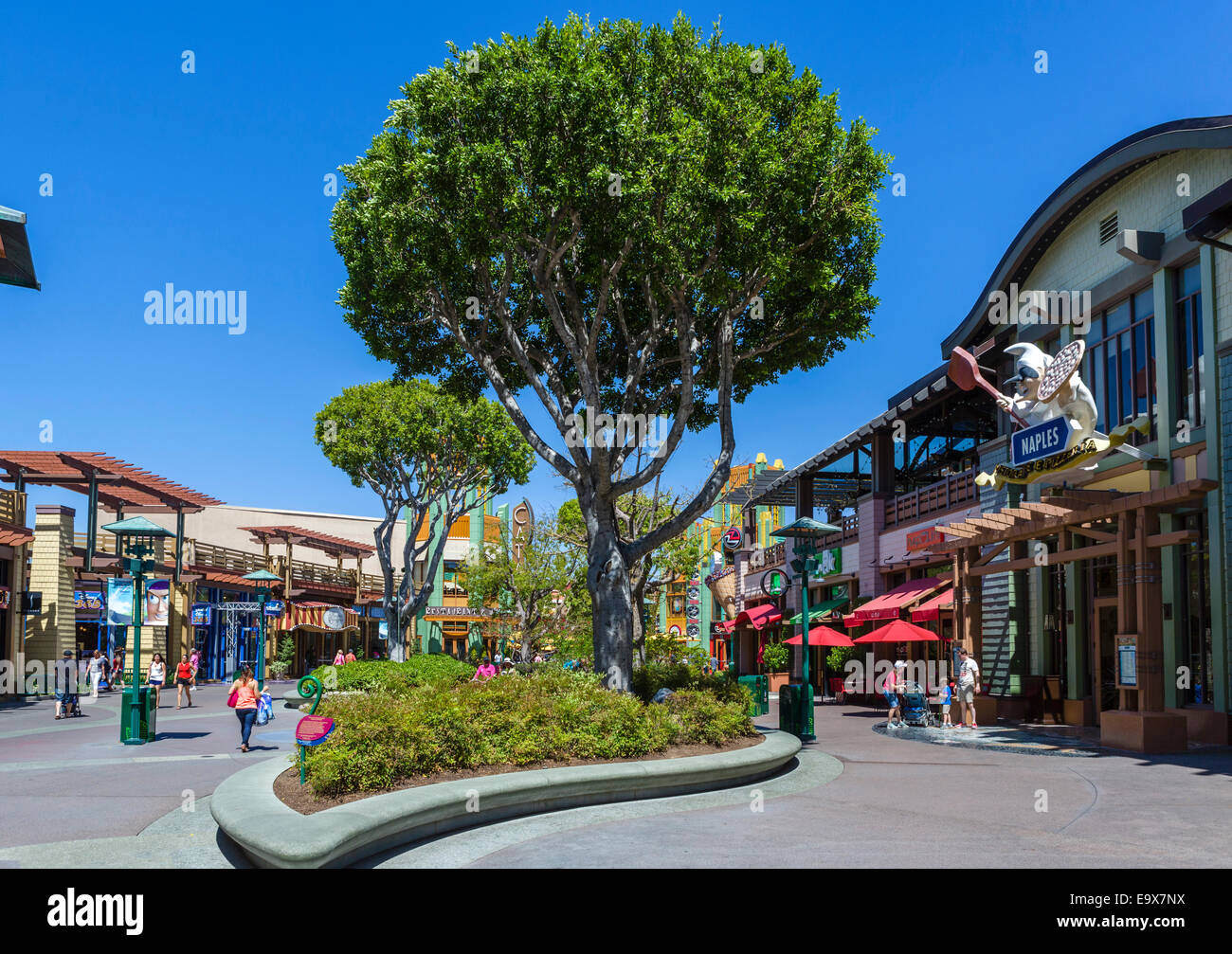 Geschäfte und Restaurants auf Downtown Laufwerk im Disneyland, Anaheim, Orange County, in der Nähe von Los Angeles, Kalifornien, USA Stockfoto