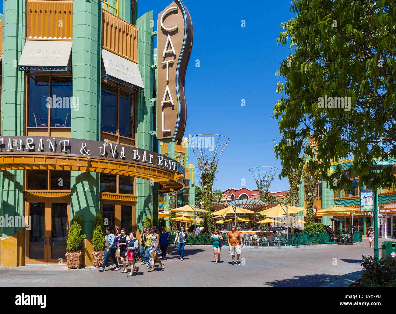 Bar in der Nähe von Restaurants und Läden auf Downtown Fahrt bei Disneyland, Anaheim, Orange County, Los Angeles, Kalifornien, USA Stockfoto