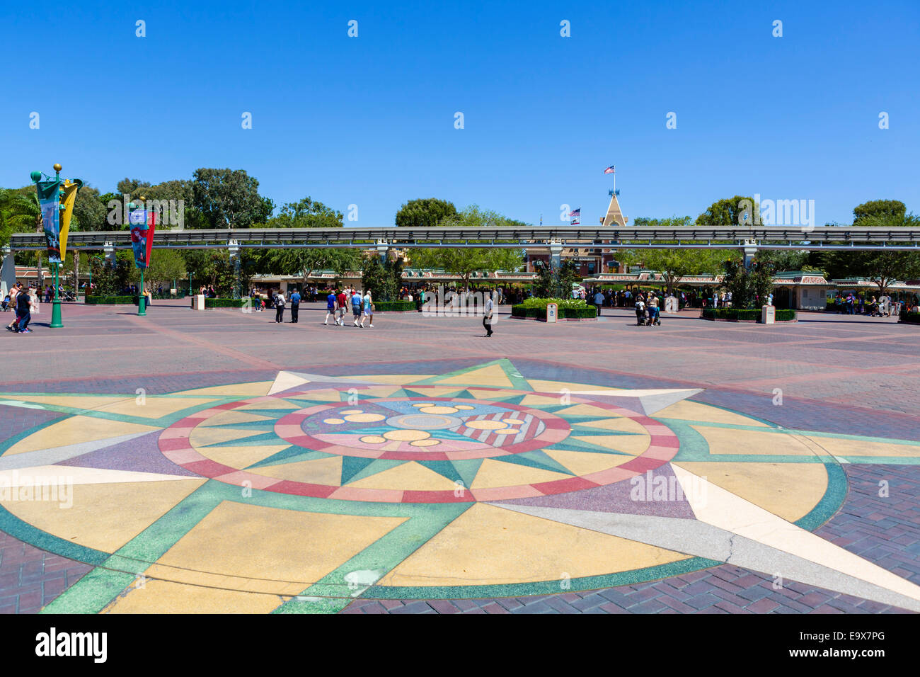 Blick Richtung Drehsperren und Monorail am Eingang zum Disneyland Resort in Anaheim, Orange County, in der Nähe von Los Angeles, Kalifornien, USA Stockfoto