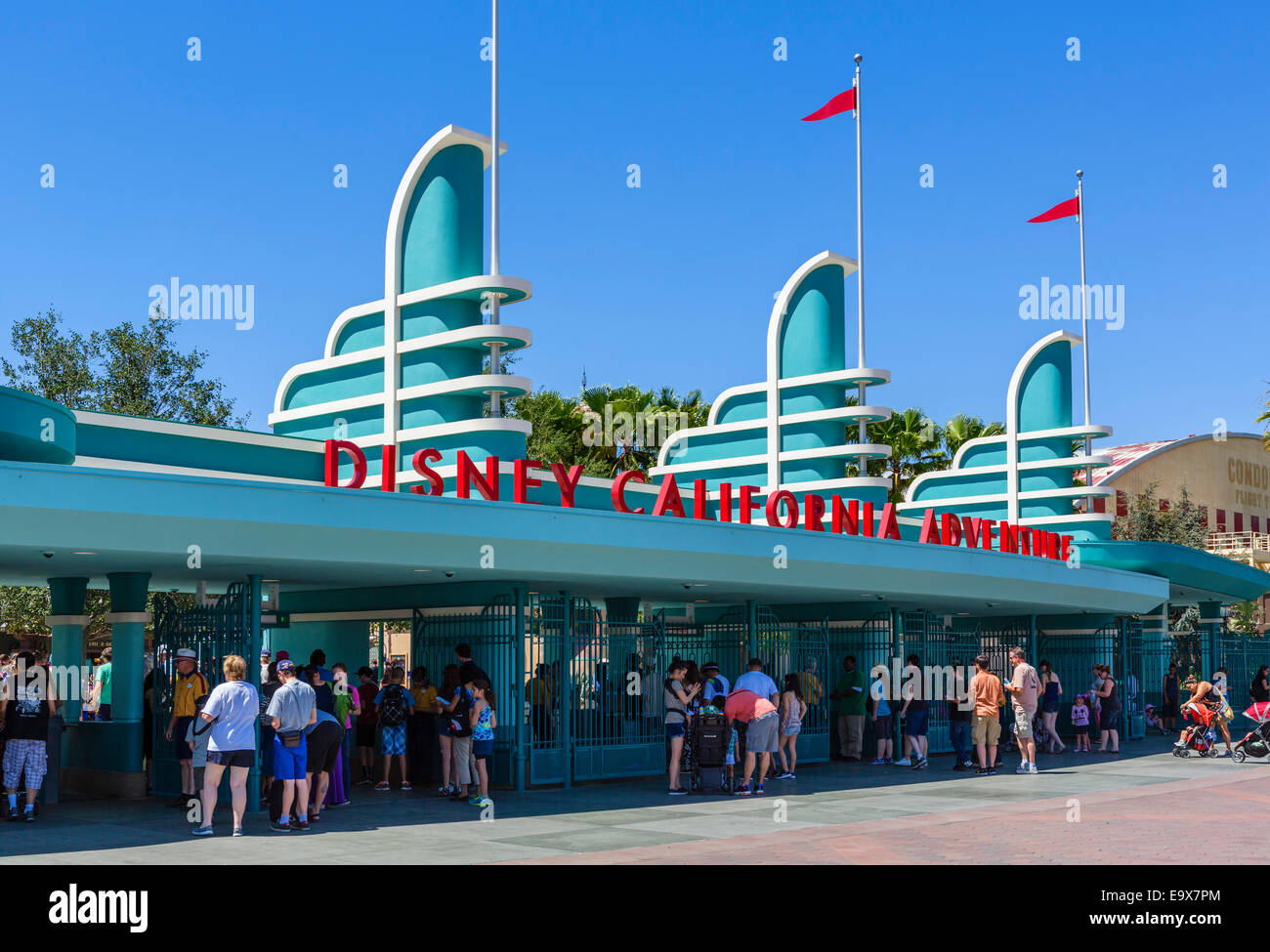 Drehkreuze am Eingang zum Disney California Adventure, Disneyland, Anaheim, Orange County, in der Nähe von Los Angeles, Kalifornien, USA Stockfoto