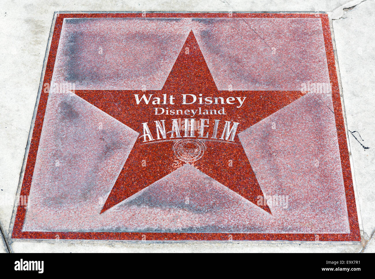 Sterne auf dem Bürgersteig vor dem Eingang zu Disneyland Resort in Anaheim, Orange County, in der Nähe von Los Angeles, Kalifornien, USA Stockfoto