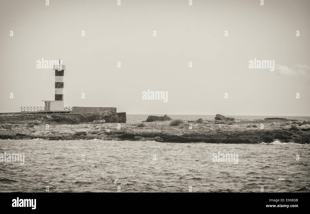 Leuchtturm in der Nähe der Bucht. Retro-Stil Foto. Stockfoto