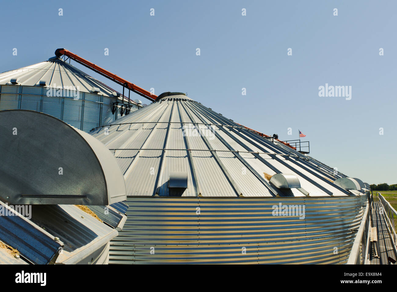 Amerikanische Flagge auf neue Korn-Kästen; McGehee, Arkansas, Vereinigte Staaten von Amerika Stockfoto