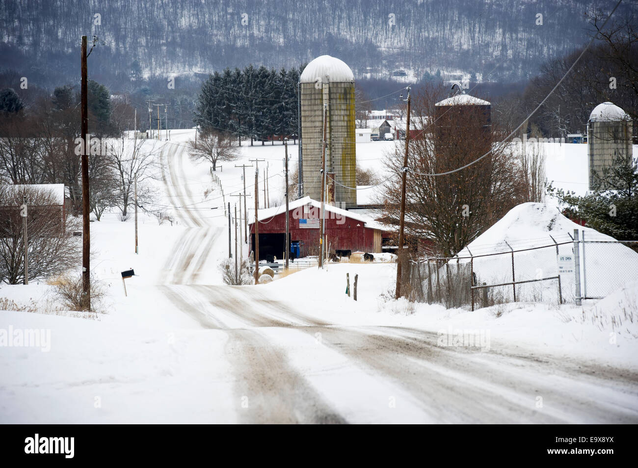 Landschaft-Szene von einem Bauernhof mit Silos, Scheune und Straße im Winter, Western Maryland; Maryland, Vereinigte Staaten von Amerika Stockfoto
