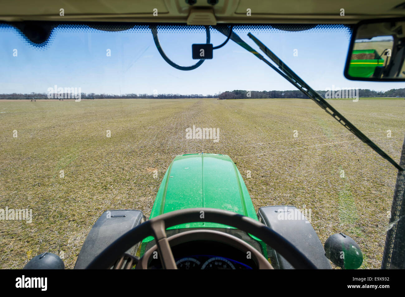 Front des Traktors während Huhn Dünger verbreiten und Disk Aufnahme; Hurlock, Maryland, Vereinigte Staaten von Amerika Stockfoto