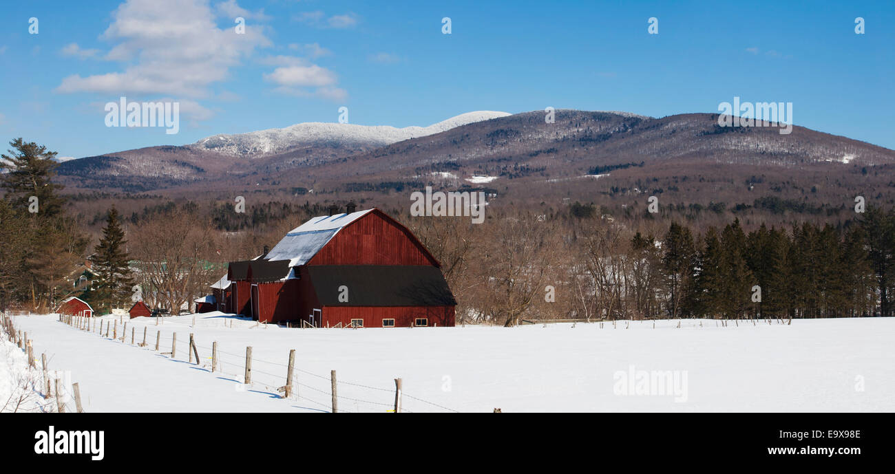 Rote Scheune im Winter; Sutton, Quebec, Kanada Stockfoto