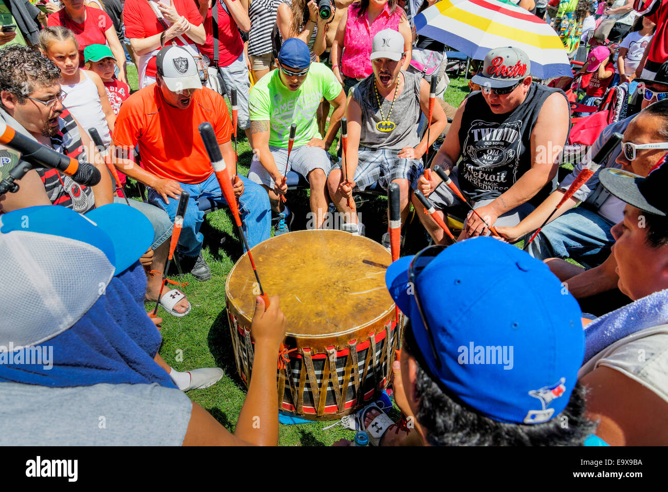 Erste Nationen Drum circle, Kanada Tag Pow Wow, Prinzen Insel, Calgary, Alberta, Kanada Stockfoto