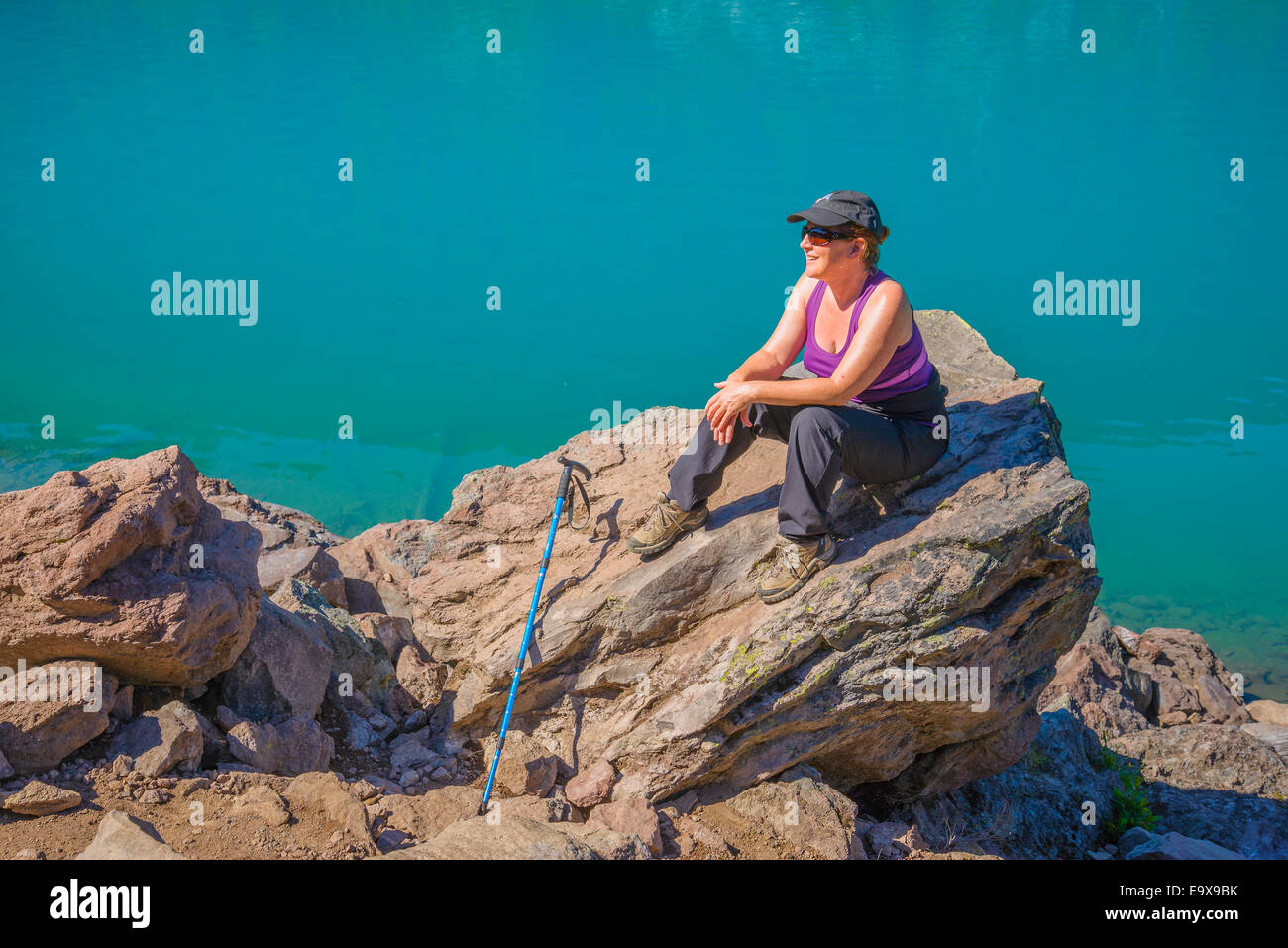 Frau Wanderer ruht auf Felsen am Garibaldi Lake, Garibaldi Provincial Park in British Columbia, Kanada Stockfoto