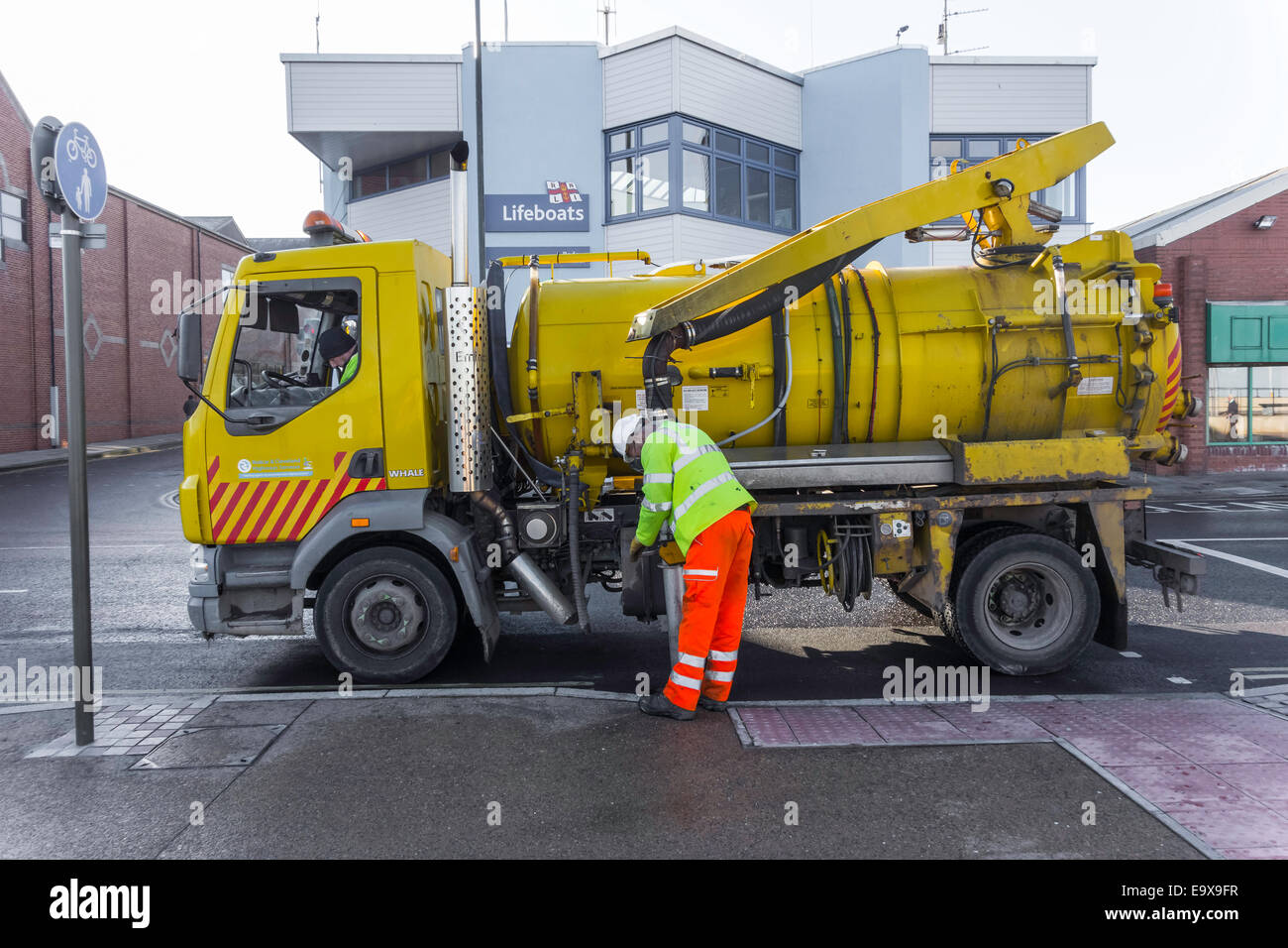 Redcar und Cleveland kommunalen Arbeitnehmer Unterhaltsreinigung am Straßenrand ein Vakuum Tankwagen entzieht Stockfoto