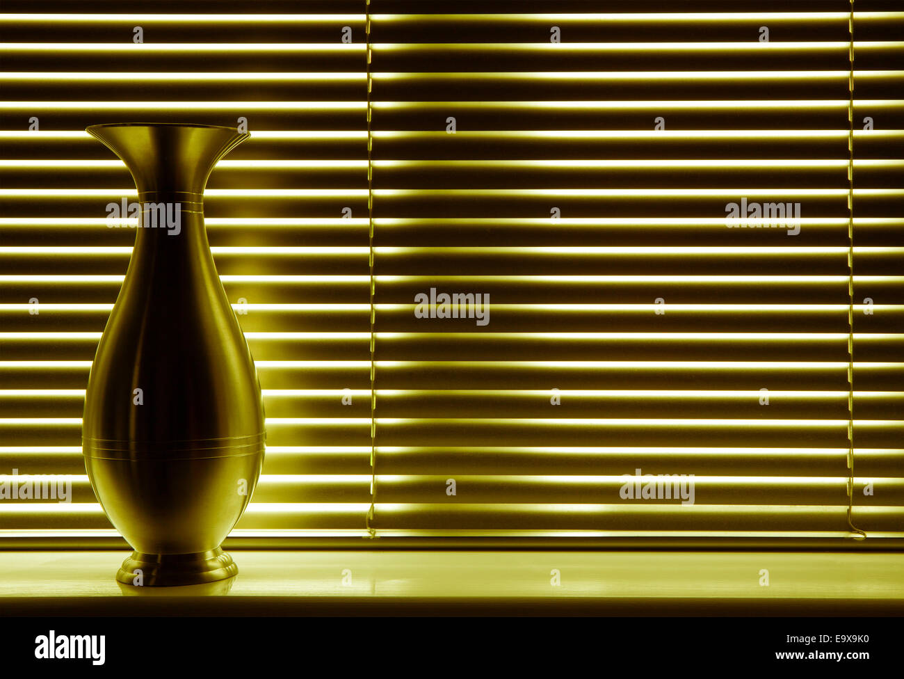 Gelbe Vase auf dem Fensterbrett mit Fenster-Vorhänge als Hintergrund als das Licht scheint durch. Stockfoto
