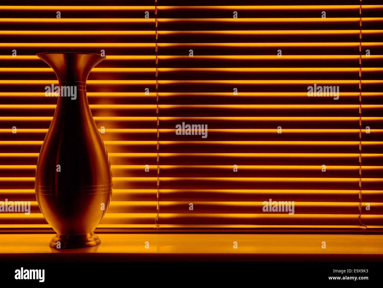 Orangefarbene Vase auf dem Fensterbrett mit Fenster-Vorhänge als Hintergrund als das Licht scheint durch. Stockfoto