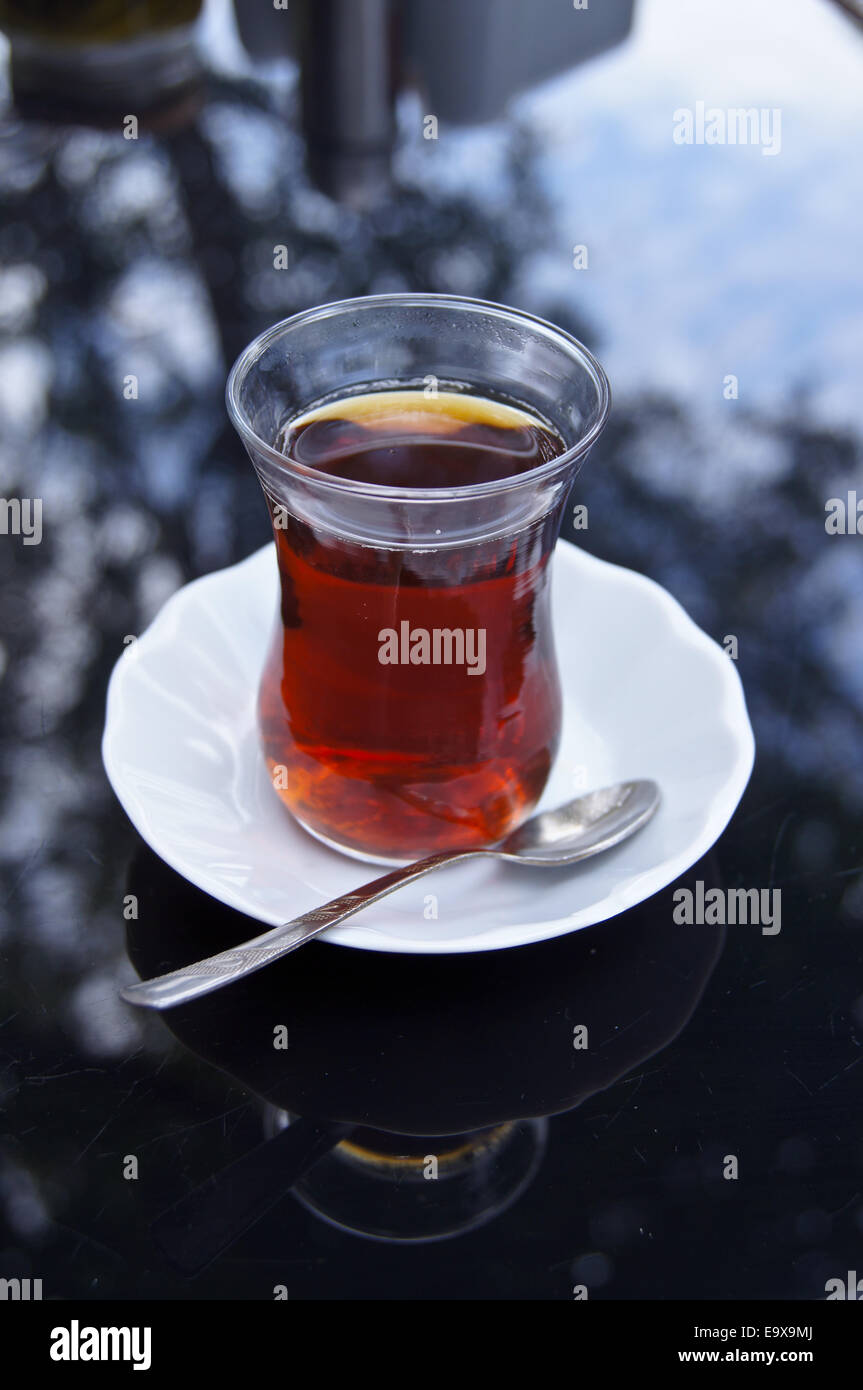 Einem Glas türkischen Chay, Chai, Tee, Bodrum, Türkei Stockfotografie -  Alamy