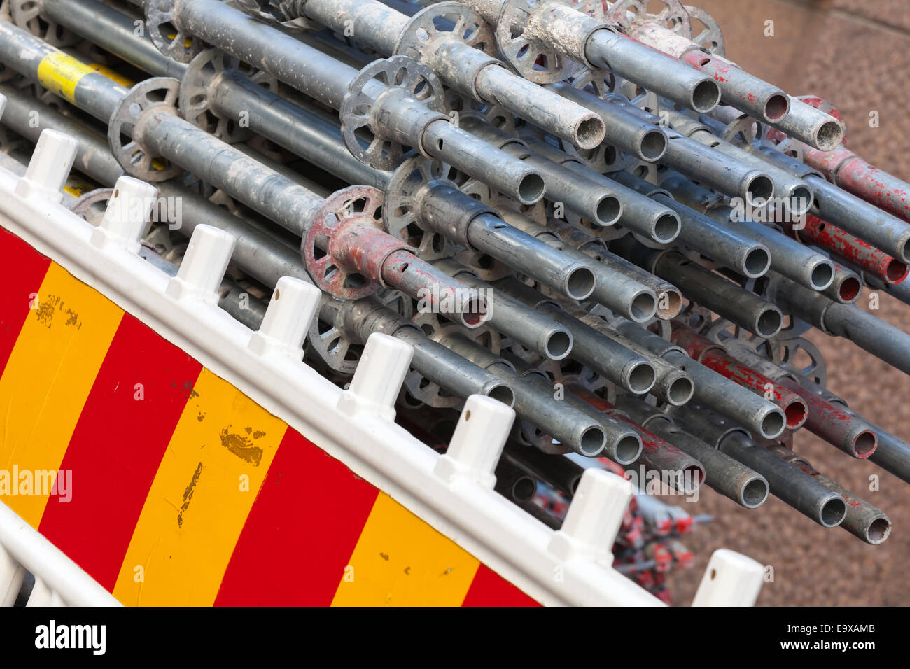 Moderne Metall Gerüst Details liegen hinter gestreiften Straße Barriere, Seite ist im Aufbau Stockfoto