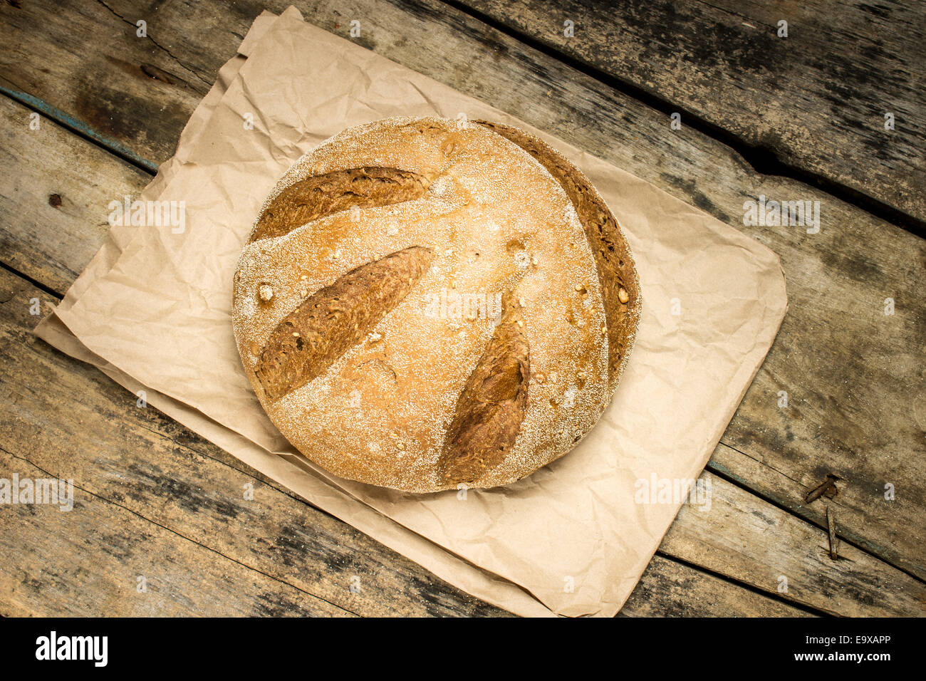 Laib frisch gebackenes Weizen Brot auf verwittertem Holz Hintergrund. Ansicht von oben Stockfoto
