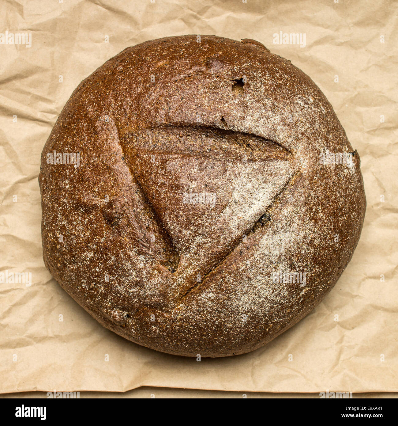 Frisches Brot auf Papierhintergrund. Bäckerei Essen Stockfoto