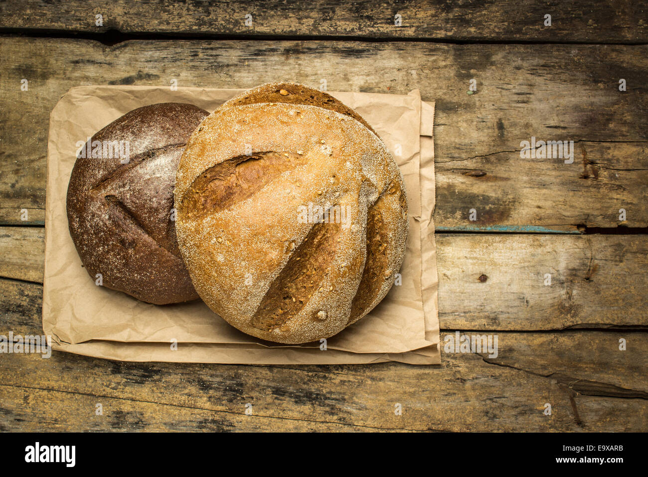 Brote von Brot auf Papiertüte liegt am Holz Hintergrund mit Textfreiraum Stockfoto