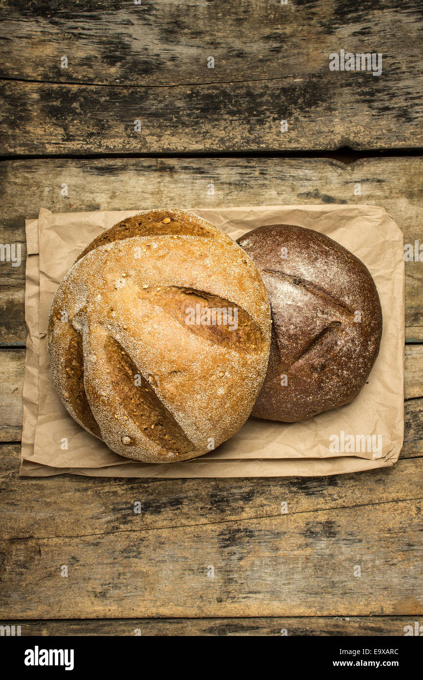 Zwei Laib Brot auf Papiertüte. Bäckerei-Hintergrund Stockfoto