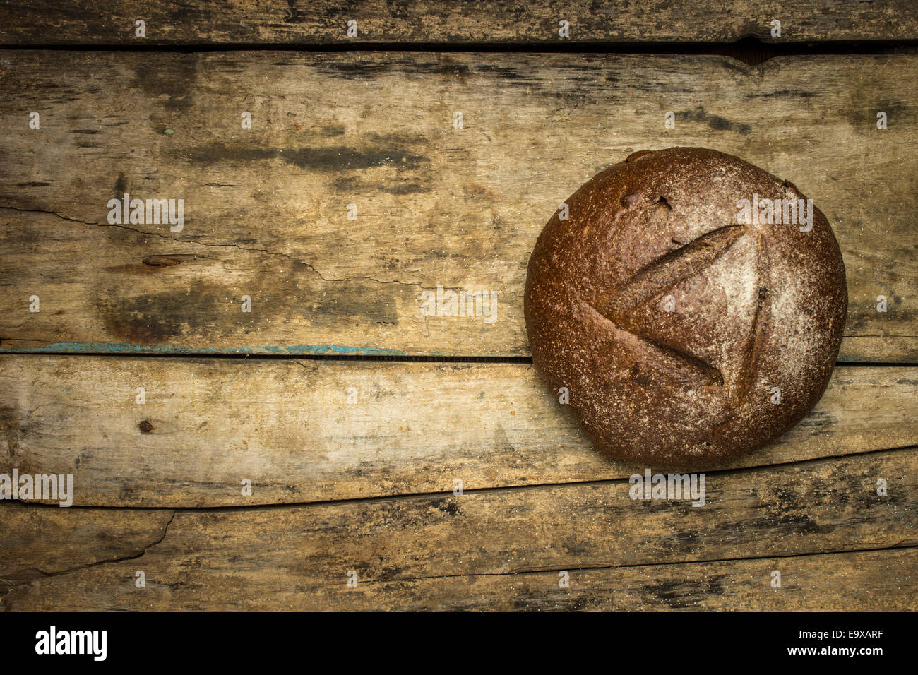 Bäckerei-Hintergrund mit Brotlaib auf alten Holztisch mit Exemplar Stockfoto