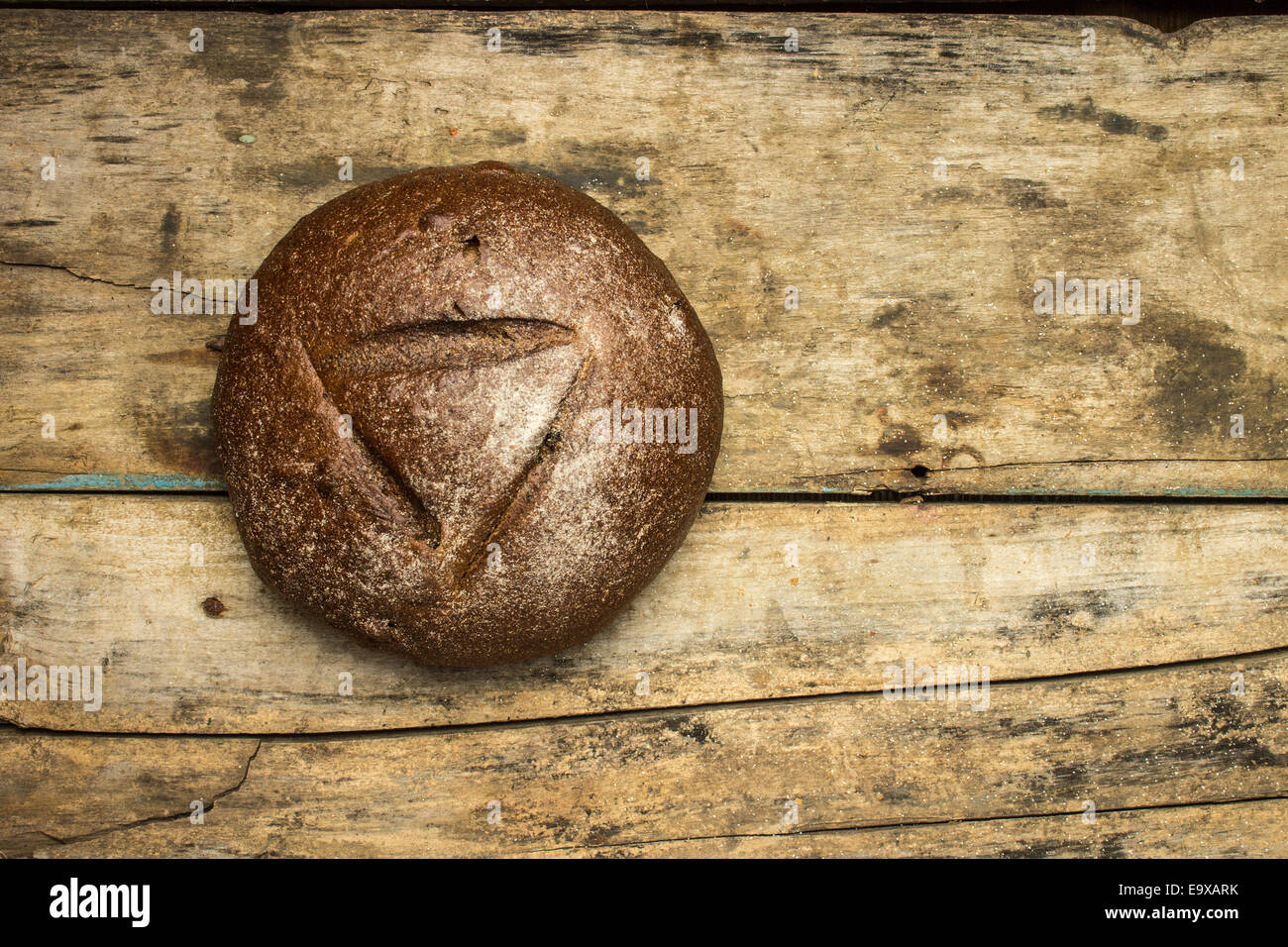 Bäckerei Hintergrund. Laib Brot auf liegen verwitterte Holztisch. Stockfoto