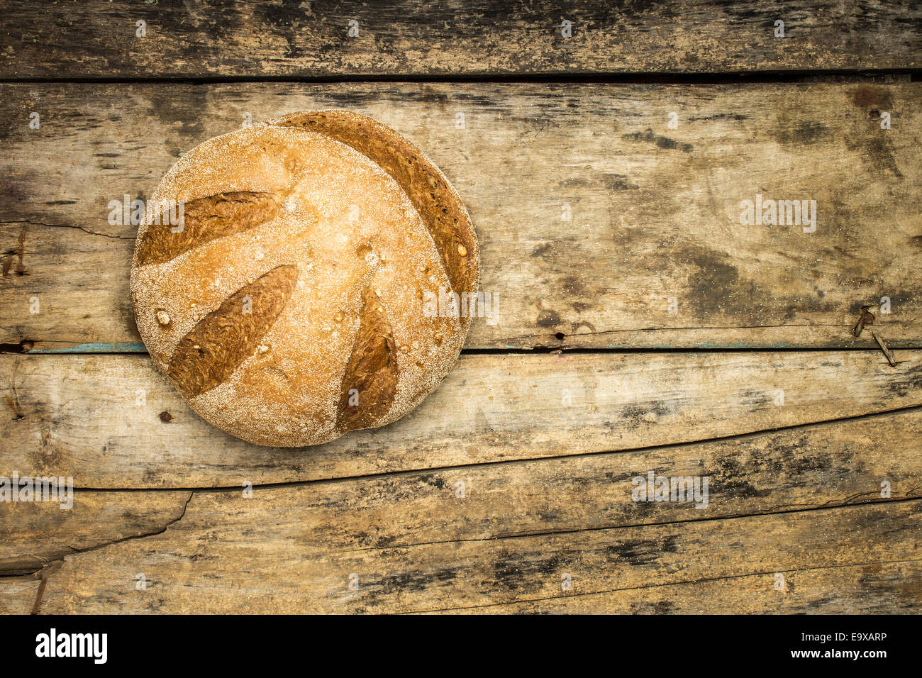 Vollkorn-Getreide Brot auf Holz Hintergrund mit Textfreiraum Stockfoto