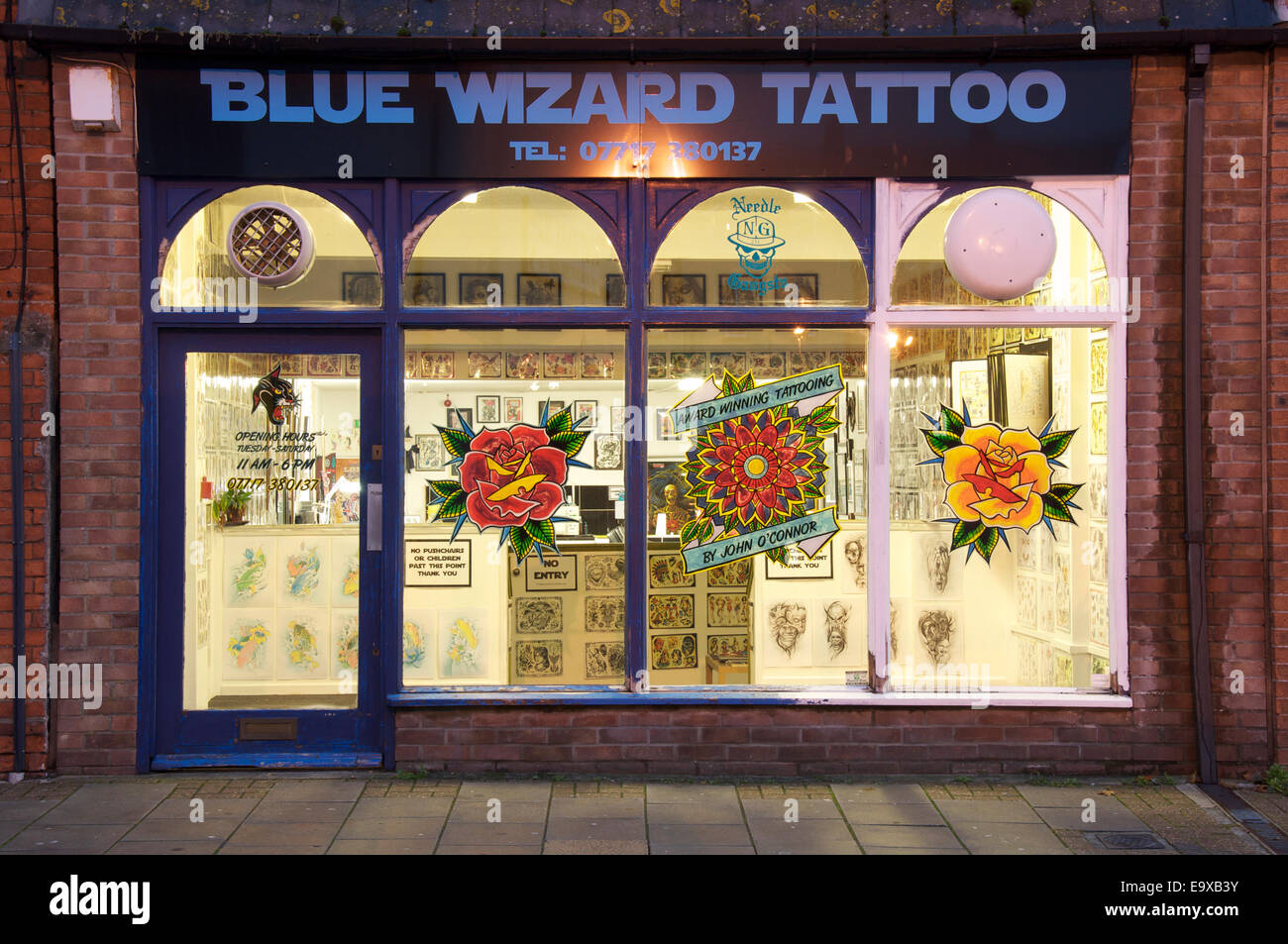 Tattoo parlour shop window -Fotos und -Bildmaterial in hoher Auflösung ...