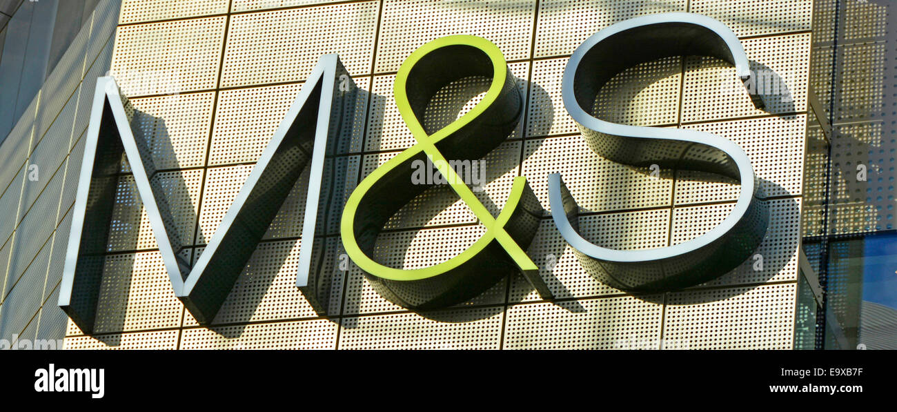 Marken und Ladenlogo von Marks und Spencer auf M&S Außenwand eines