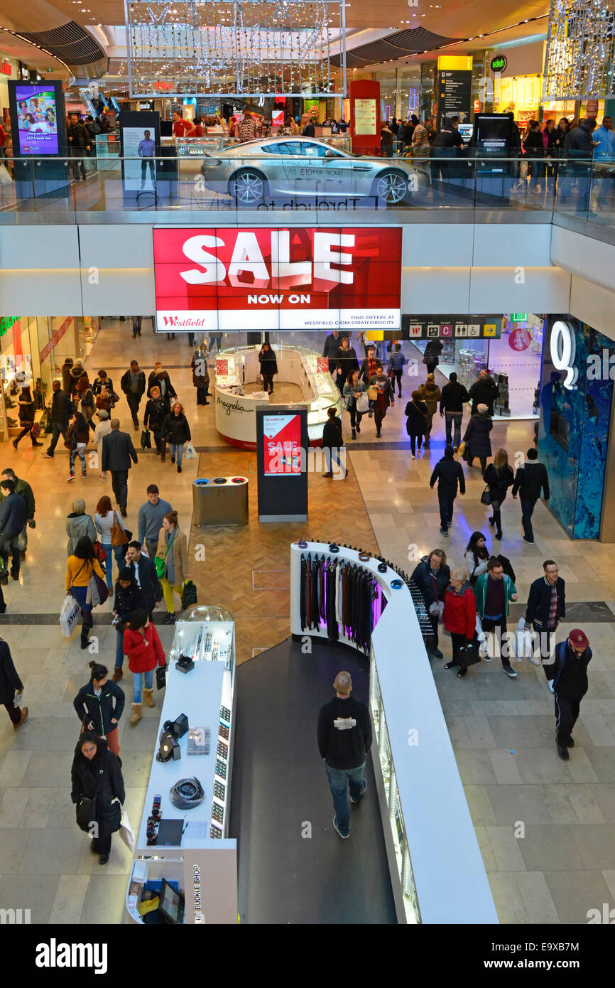 Blick auf Westfield Einkaufszentren und Flure Verkaufszeit im Januar mit einigen Weihnachtsdekorationen immer noch an der Place Stratford City London England Stockfoto