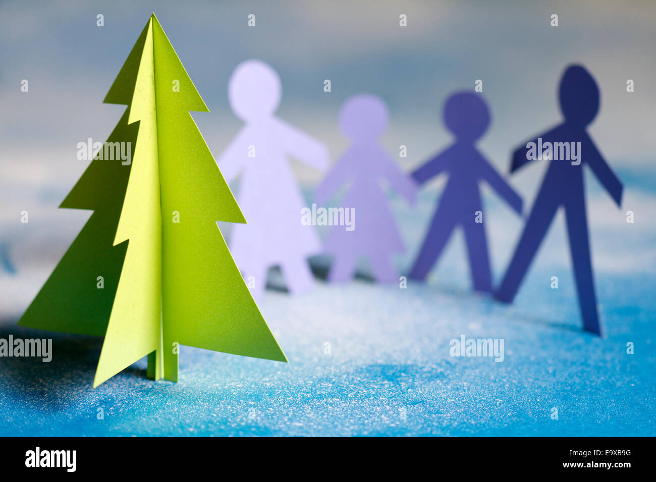 Einzigartiges Konzept abstrahieren Papier Weihnachtsbaum und Familie Stockfoto