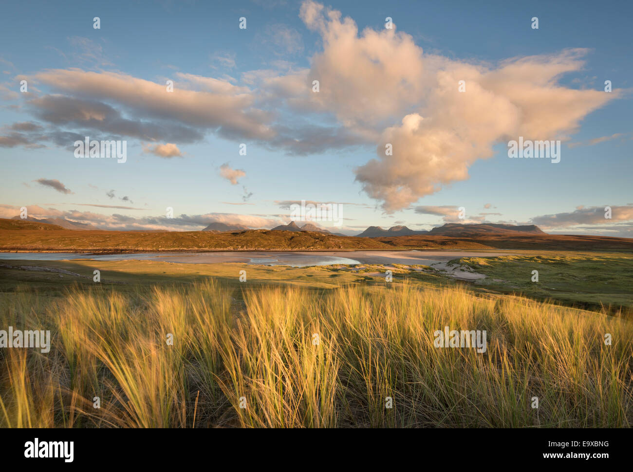 Dramatische Wolken und sonnigen Rasen an der Achnahaird Bucht und die Berge von Assynt, Nord-West-Schottland Stockfoto