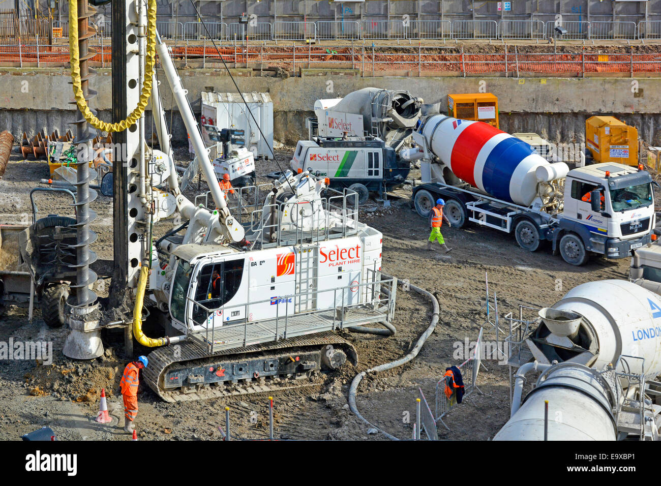 Baustelle fertig Mischen Betonzementmischer LKW-Lieferung zum Pumpen in die Bohrungsbohrung für die neue Kellerfundament London UK Stockfoto