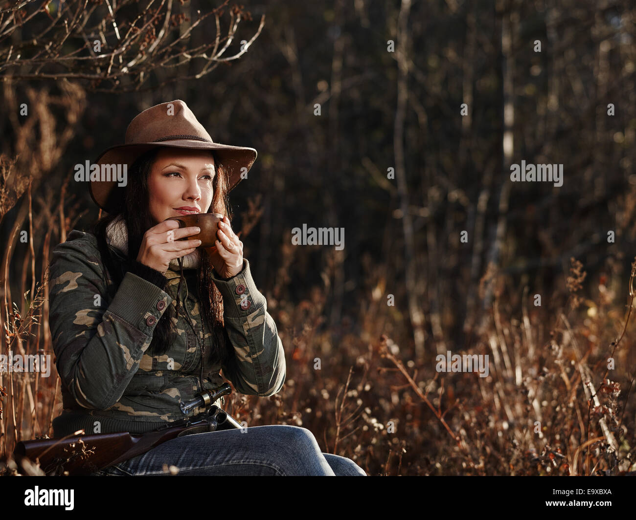 Wasservögel, die Jagd, des weiblichen Jägers mit einer Kaffeepause, herbstliche Büsche auf Hintergrund Stockfoto