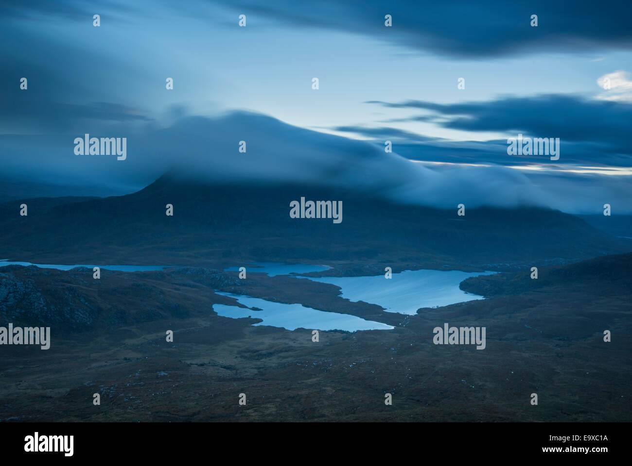 Blaue Stunde vor Sonnenaufgang Blick auf Cul Mor von Stac Pollaidh, Inverpolly, Assynt, Nord-West-Schottland Stockfoto