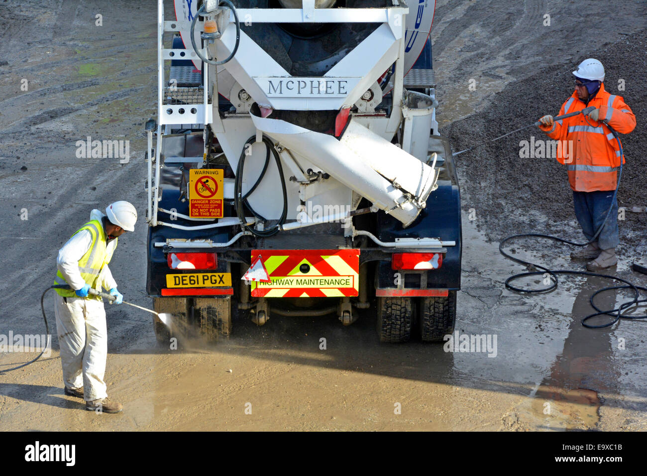 Transportbeton-Zementmischer, der in Richtung öffentlicher Autobahn zurückfährt, entfernt Schmutz und Druck von den Rädern in Southwark South London England Großbritannien Stockfoto
