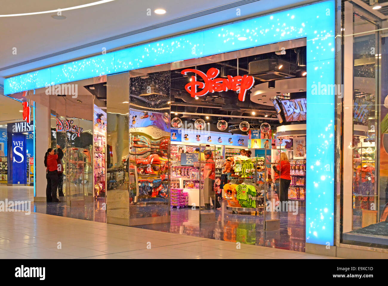 Shopper in Disney Retail Store Entertainment Business Open Plan voller Breite Eingang von Intu