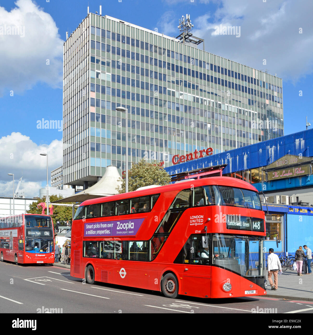 Boris rot Doppeldecker öffentlichen Verkehrsmitteln Bus bei Elephant und Castle Shopping Centre Bushaltestelle & Bürogebäude Southwark South London, England, Großbritannien Stockfoto