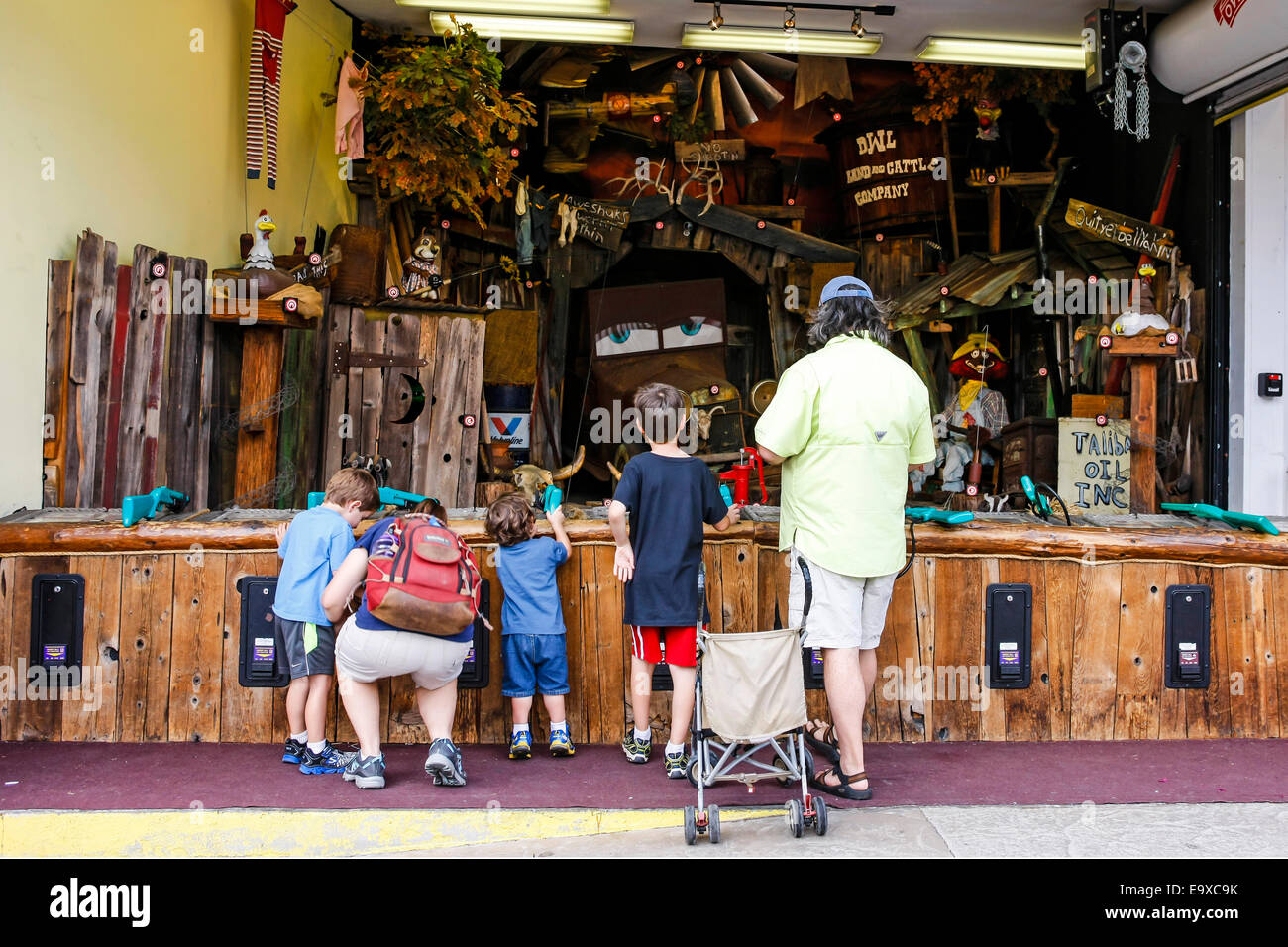 Familiengruppe, die Spaß am Angebot Karneval Ballerspiel in der Innenstadt von Gatlinburg, TN Stockfoto