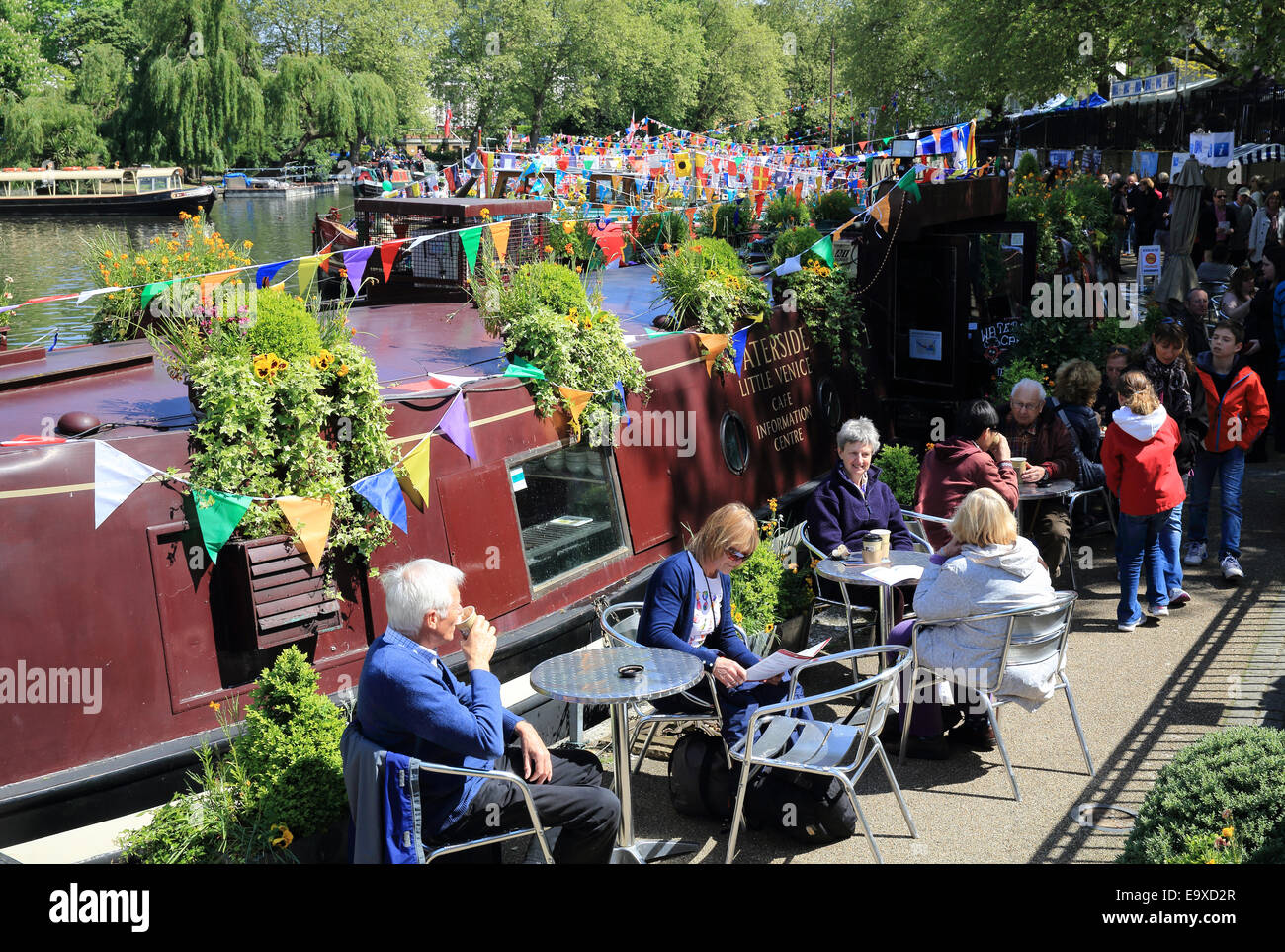 Die bunten Boote und Lastkähne des jährlichen Sommer Canal Kavalkade, in Klein-Venedig, West London, England, UK Stockfoto