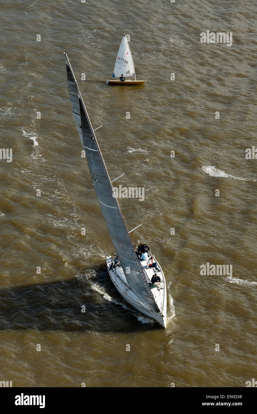 Vertikale Blick auf einer Yacht auf den Fluss Tejo in Lissabon. Stockfoto