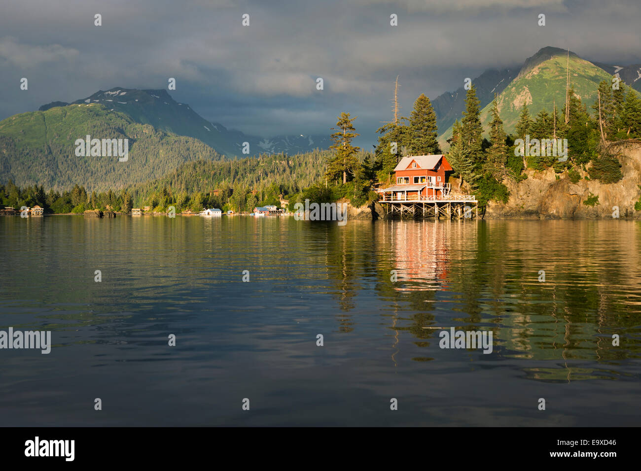 Wohnhaus auf Stelzen in Halibut Cove, Kachemak Bay, Yunan Alaska. Stockfoto