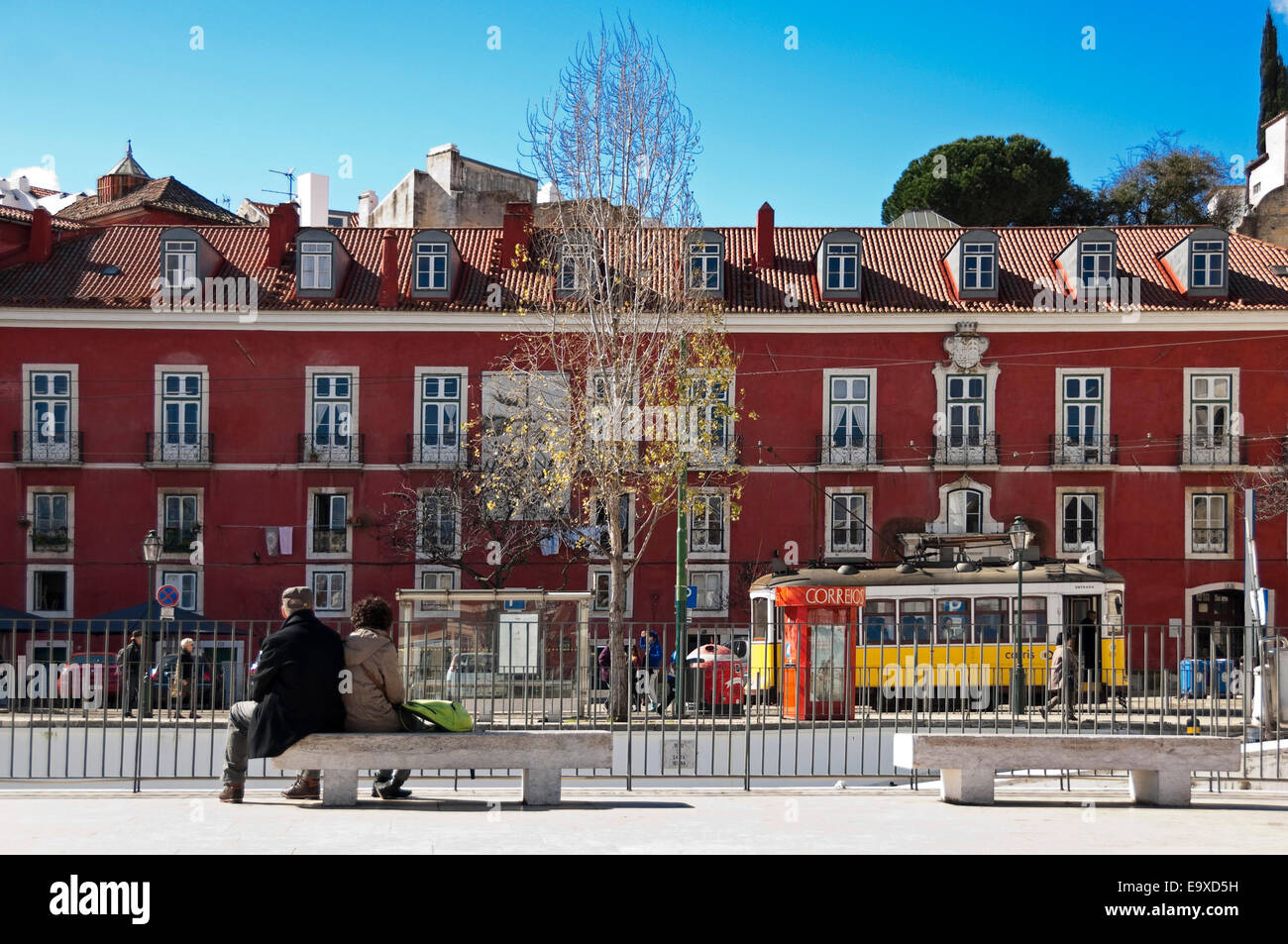 Horizontale Streetview mit der klassischen gelben Straßenbahn in Lissabon. Stockfoto