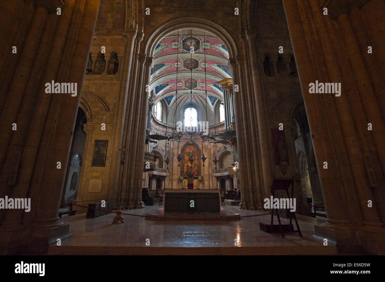 Horizontale Innenansicht Kathedrale von Lissabon in Lissabon. Stockfoto