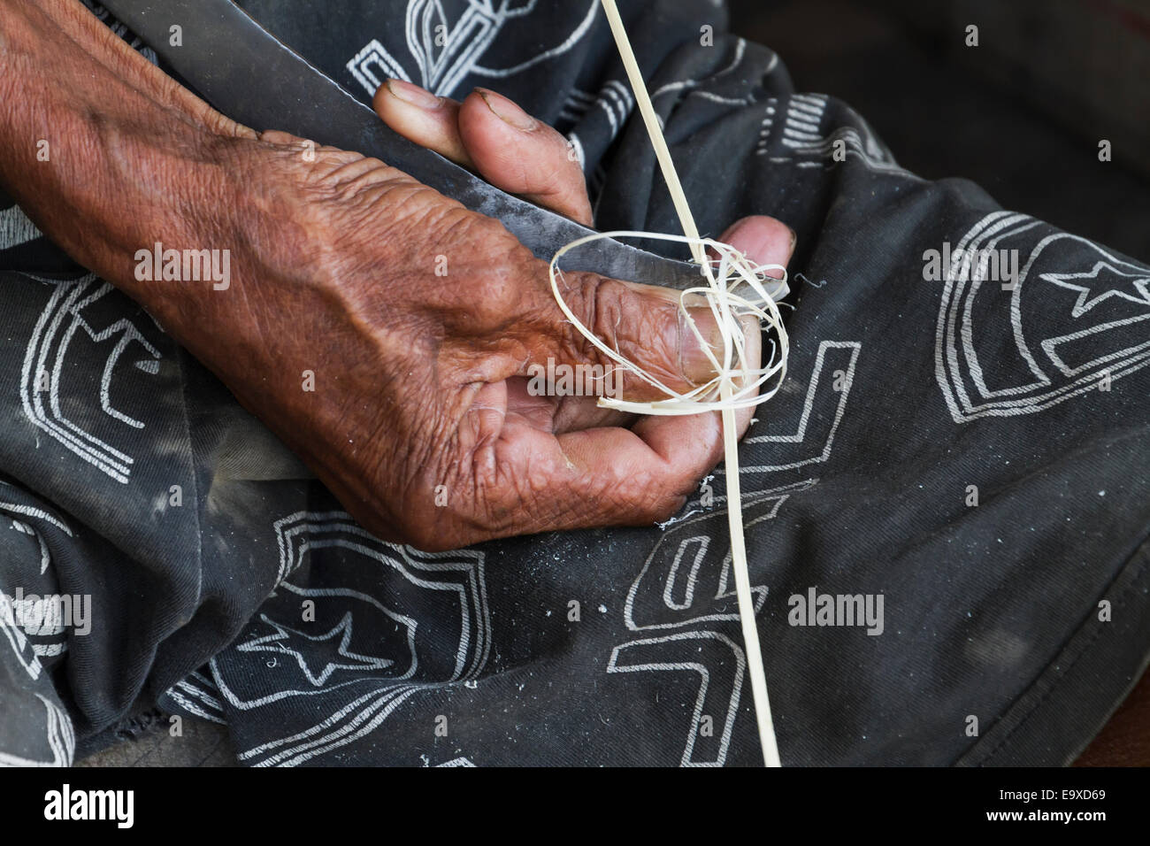 Mann, Vorbereiten von Fasern für Körbe, Sei Sekonyer, Zentral-Kalimantan, Borneo, Indonesien Stockfoto